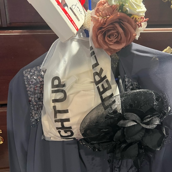 Complete dress ensemble. - Picture 8 of 8